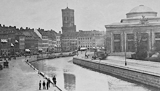 Nybrogade fotografi imod Nikolaj Kirke og Thorvaldsens museum fra Frederiksholms kanal taget 1880