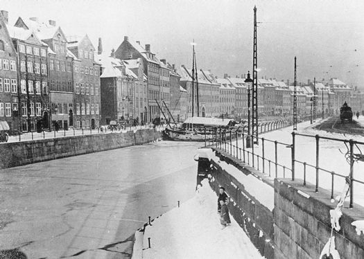 Stormbroen, kanalen foran Arms Gallery, Nybrogade år 1915