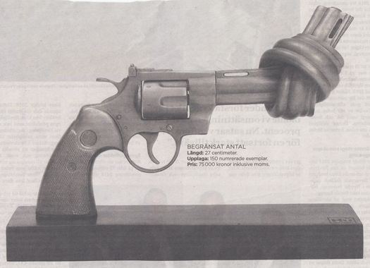 Non Violence revolver fremstillet af omstøbte konfiskerede håndvåben