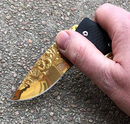 Enhåndbetjent foldekniv med guldfarvet blad, låsbar med clip Herbertz 567212