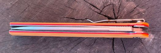 Puma 309117 foldekniv med enhåndsbetjent blad pænt karamelfarvej skæfte med røde liners