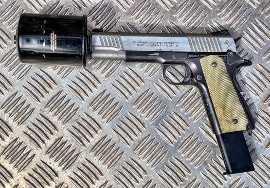 Colt .45 1911 dæmpet med et oliefilter