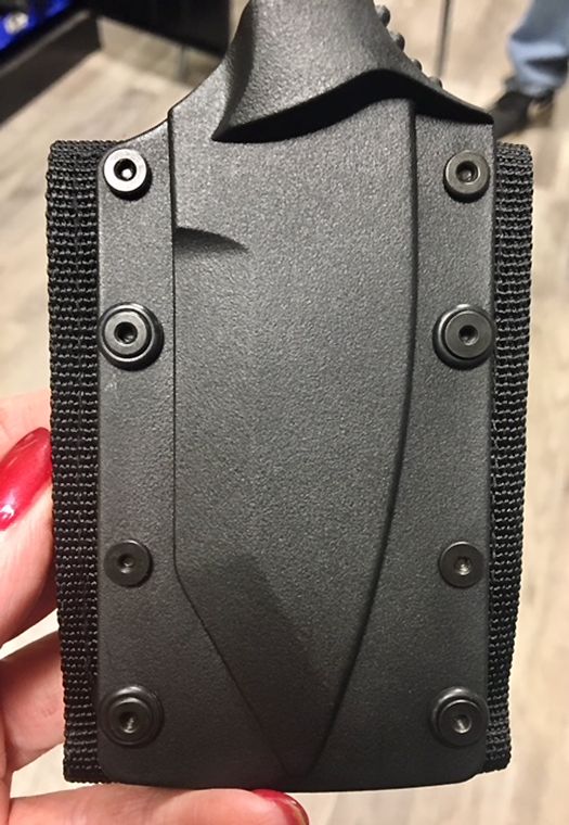 Ka-Bar TDI knivskede med rivetter i kanthullerne