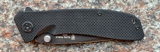 Elite Force EF133 sort arbejdsfoldekniv med inhåndsbtjeningsdup og flipperfunktion, dyb lommeclip