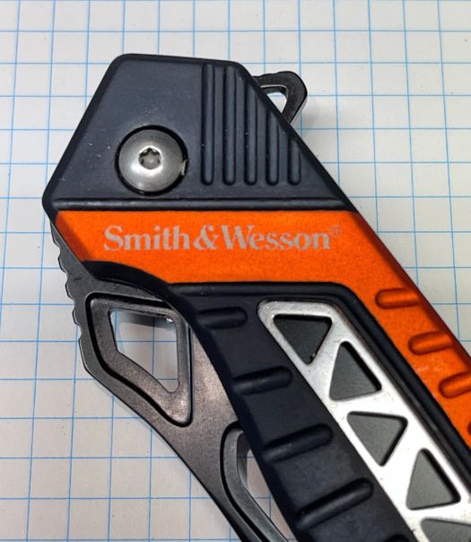 Foldekniv fra Smith & Wesson, redningskniv med flipper, seleskærer og glasknuser, - denne udgave med orange indlæg