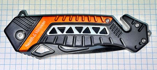 Foldekniv fra Smith & Wesson, redningskniv med flipper, seleskærer og glasknuser, - denne udgave med orange indlæg