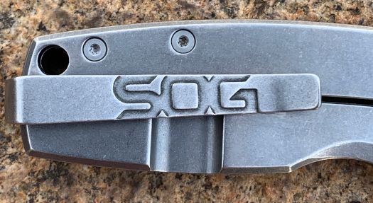 SOG Stout foldekniv med flipperåbning, designet af Mikkel Willumsen