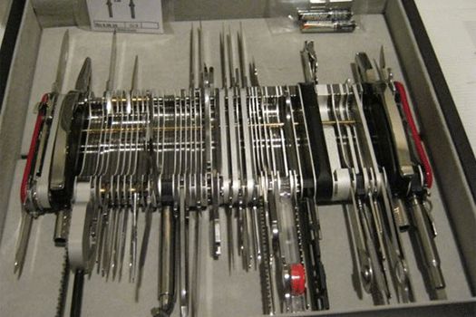 Stor foldekniv med mange funktioner og værktøjer