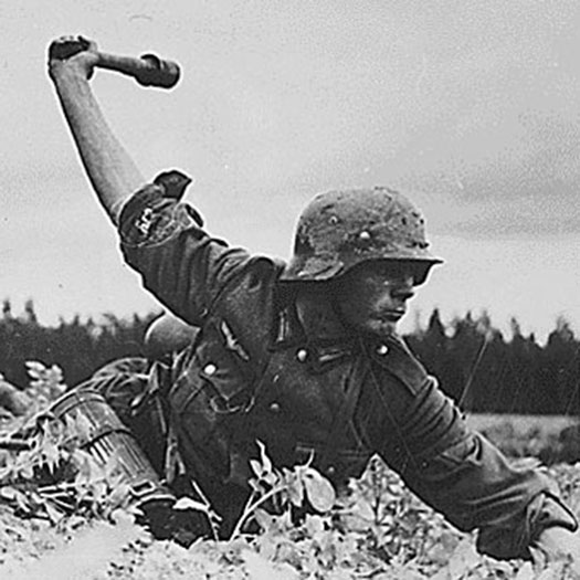 Tysk soldat smider granat der siger