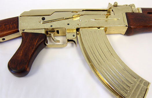 Guldfarvet AK47 til dekoration