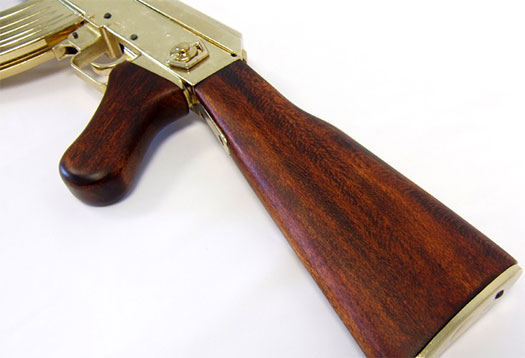 AK 47 guldfarvet modelriffel til dekoration