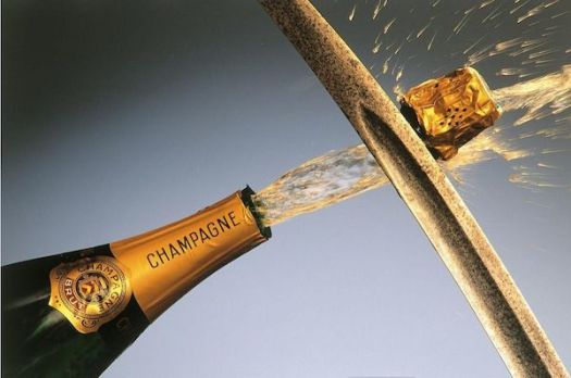 Champagnesabling et sværd eller sabel bruges til at slå på ringkransen af flaskens top, for prop og flaskens top slåes af