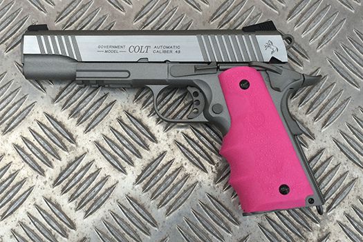 Colt 1911 stainless med lyserøde hogue skæfteskaller