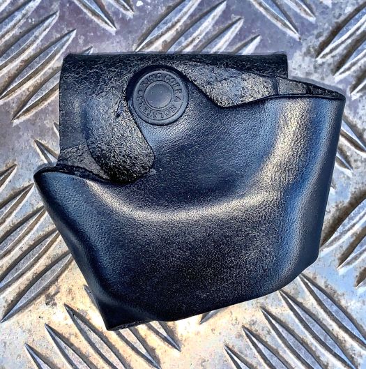 Håndjernstaske til bælte, åben type af læder fra King Cobra - professionel kvalitet i sort læder