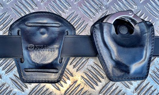 Håndjernstaske til bælte, åben type af læder fra King Cobra - professionel kvalitet i sort læder